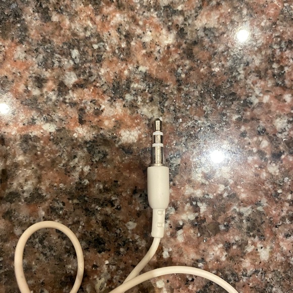 Fake fur earmuffs headphones. Plug in to your favourite devices - Picture 3 of 3